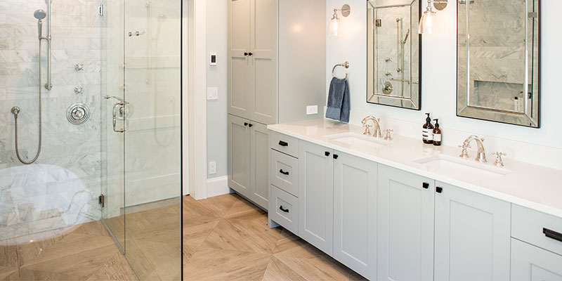 Salle de bain avec un sol carrelé antidérapant qui ressemble à un parquet en bois